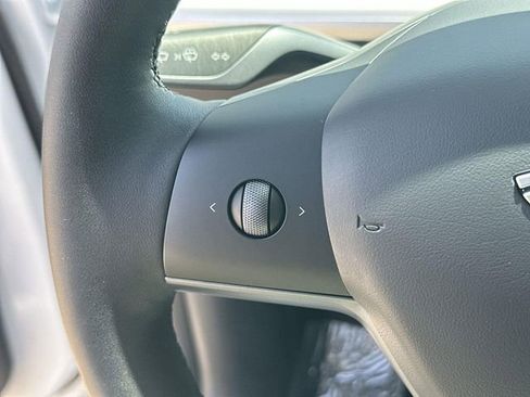 Used 2025 Tesla Model Y Long Range RWD image 34