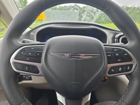 Used 2023 Chrysler Pacifica Touring-L FWD image 21