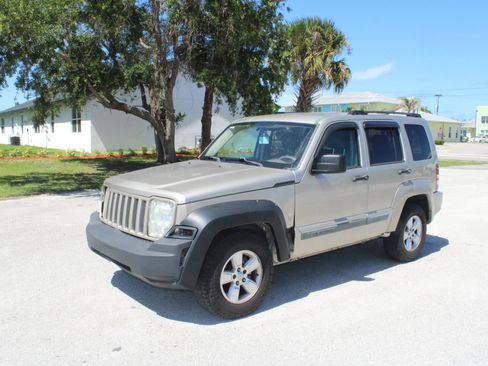 Used 2010 Jeep Liberty Sport w/ Popular Equipment Group RWD image 4
