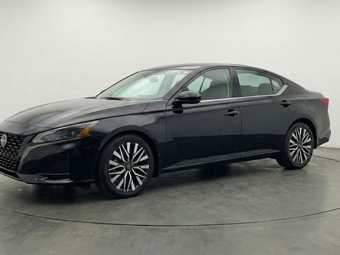 Used 2025 Nissan Altima 2.5 SV image 3