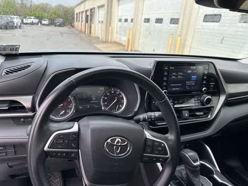 Used 2022 Toyota Highlander XLE image 7