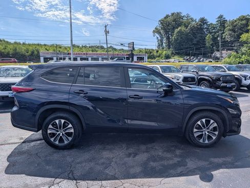 Used 2023 Toyota Highlander XLE FWD image 9