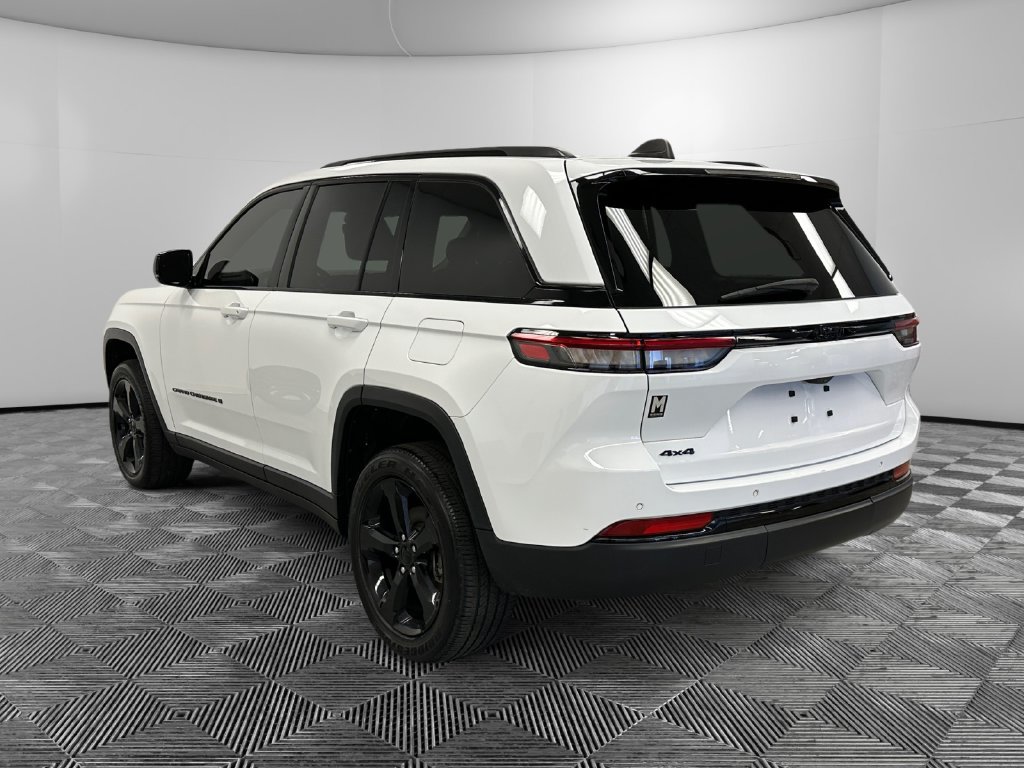 Used 2023 Jeep Grand Cherokee Altitude AWD/4WD image 4