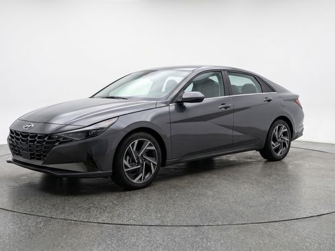 Used 2025 Hyundai Elantra SEL image 3