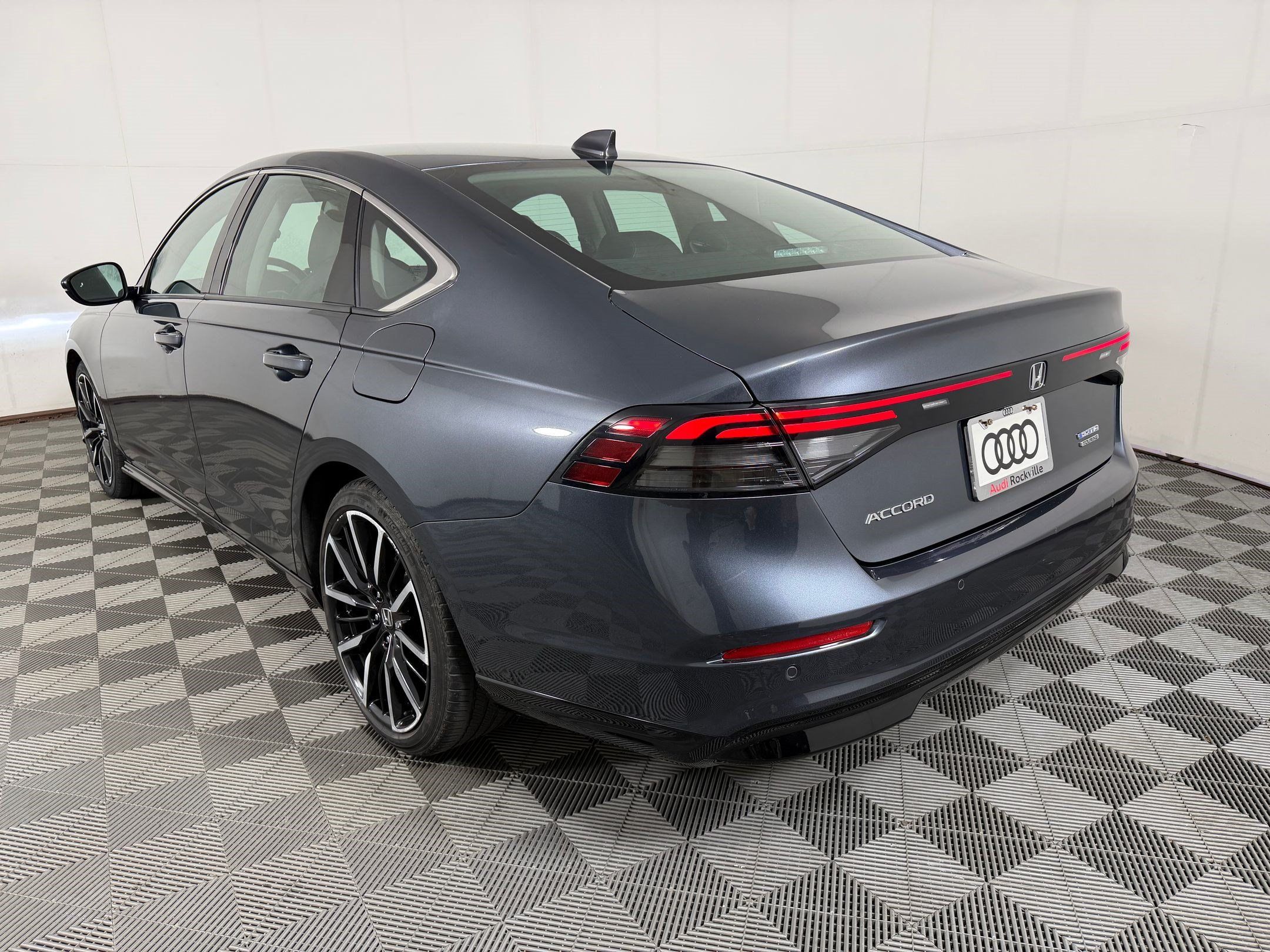 Used 2023 Honda Accord Touring image 3