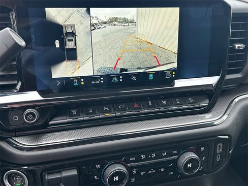 Used 2024 Chevrolet Silverado 2500 ZR2 w/ Technology Package image 31