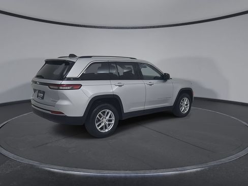 Used 2023 Jeep Grand Cherokee Laredo AWD/4WD image 17