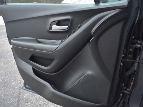 Used 2017 Chevrolet Trax LT w/ LT Convenience Package image 29
