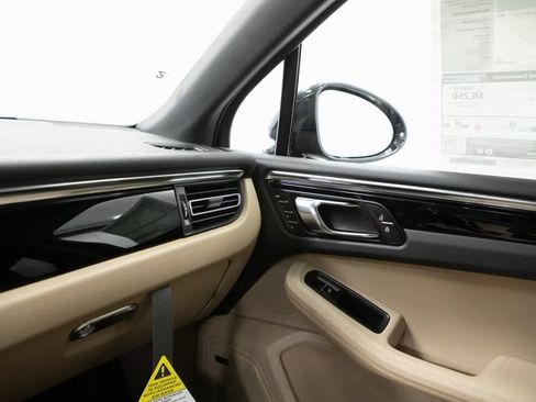 Certified 2026 Porsche Macan AWD/4WD image 32