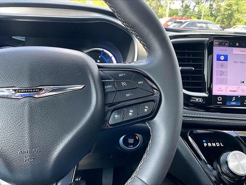 Used 2023 Chrysler Pacifica Limited w/ Uconnect Theater Family Group FWD image 14