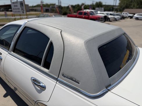 Used 2002 Lincoln Town Car Signature RWD image 9