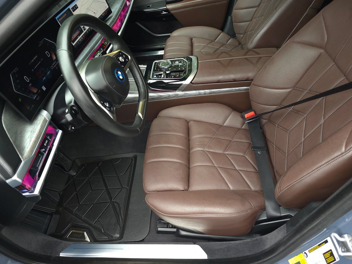 Used 2024 BMW i7 xDrive60 AWD/4WD image 13