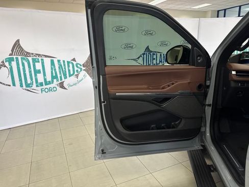 Used 2025 Lincoln Navigator Reserve AWD/4WD image 11