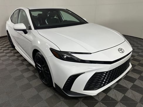 Used 2025 Toyota Camry SE image 7