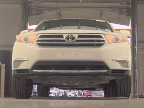Used 2012 Toyota Highlander Limited w/ Tow Pkg image 3