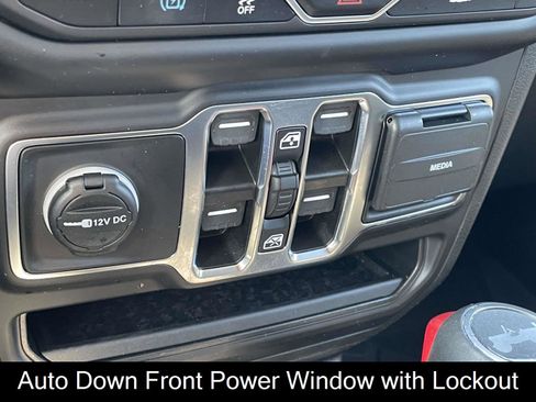 Used 2022 Jeep Wrangler Unlimited Sahara image 6