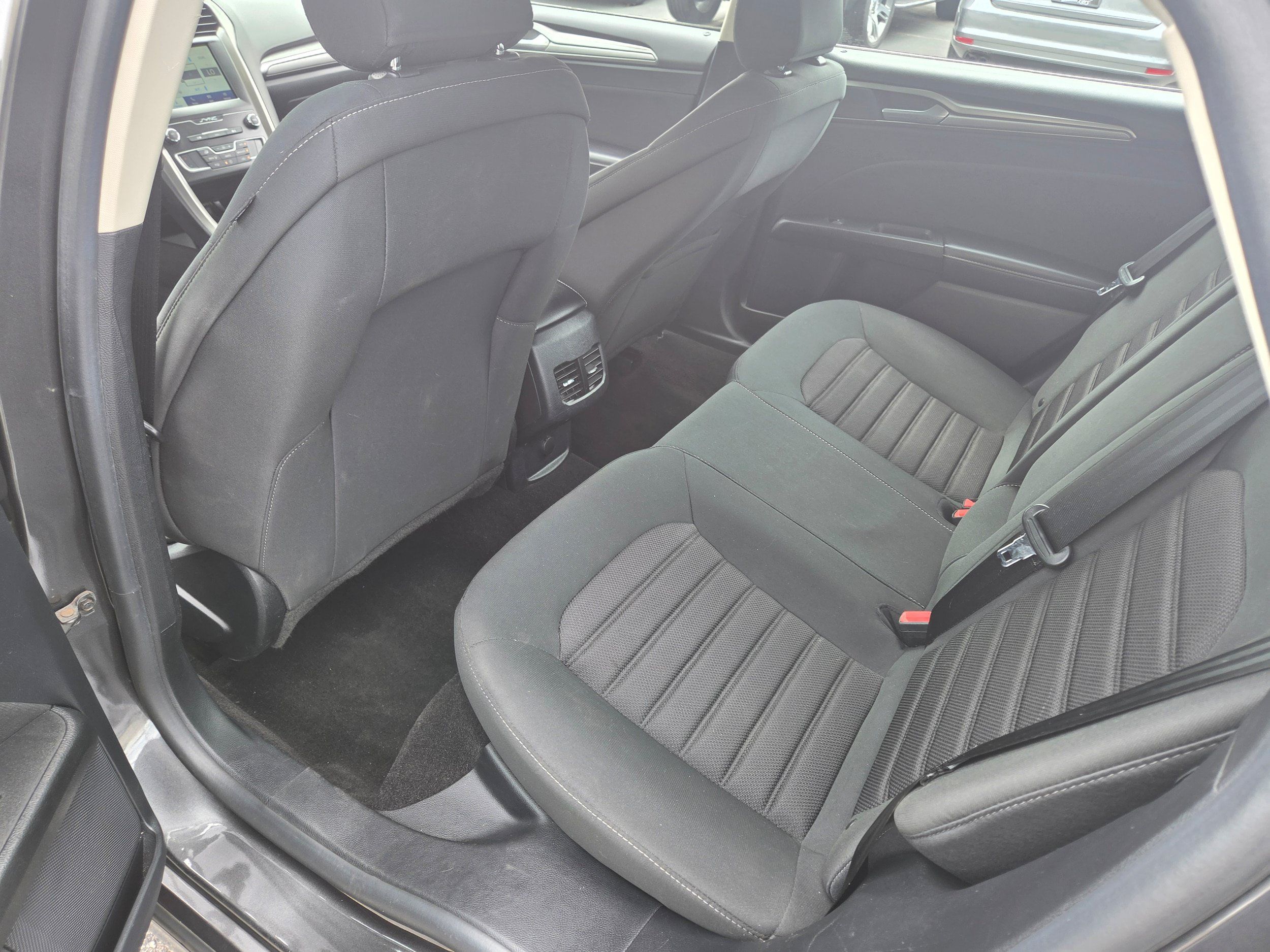 Used 2020 Ford Fusion SE FWD image 8