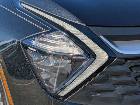 Used 2023 Kia Sportage LX image 9