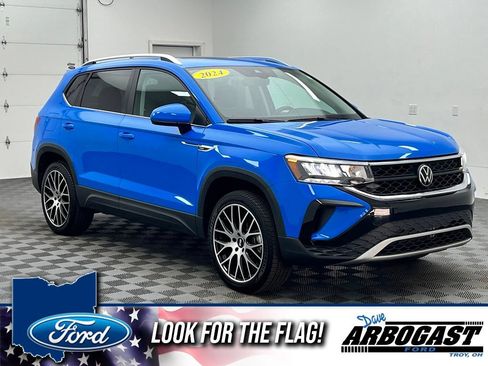 Used 2024 Volkswagen Taos SE w/ Panoramic Sunroof Package AWD/4WD image 1