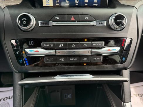Used 2020 Ford Explorer Platinum w/ Premium Technology Package AWD/4WD image 33