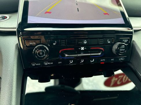 Used 2024 Jeep Grand Cherokee L Limited image 39