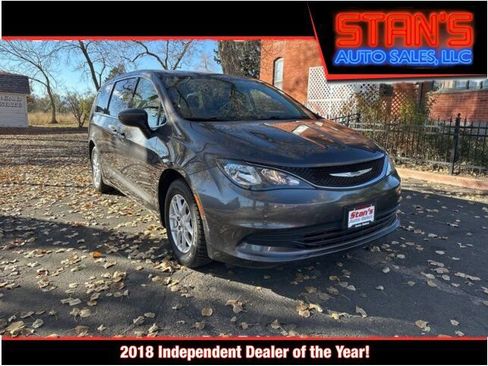 Used 2020 Chrysler Voyager LX image 1