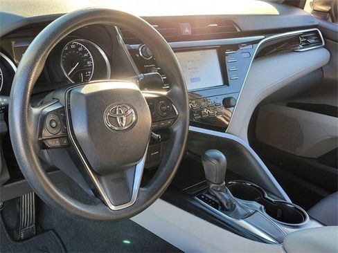 Used 2018 Toyota Camry LE image 9