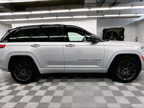 Used 2025 Jeep Grand Cherokee Summit w/ Obsidian Package AWD/4WD image 15