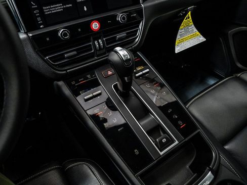 Certified 2025 Porsche Macan AWD/4WD image 19