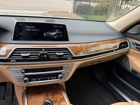 Used 2018 BMW 750i image 12