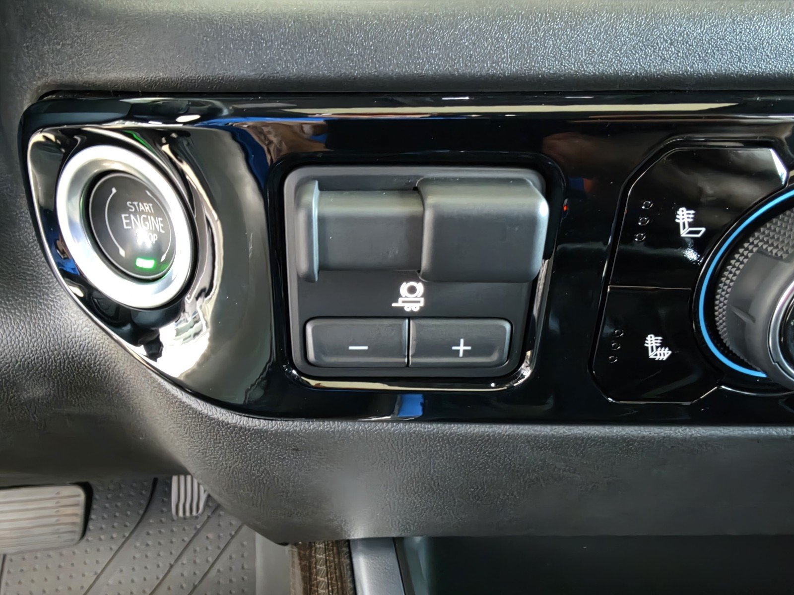 Used 2023 Chevrolet Silverado 1500 RST w/ Redline Edition AWD/4WD image 9