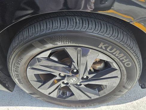 Used 2023 Hyundai Elantra SEL FWD image 5