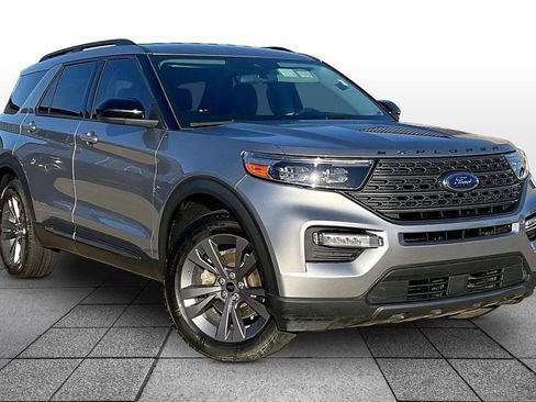 Used 2022 Ford Explorer XLT w/ Equipment Group 202A image 2