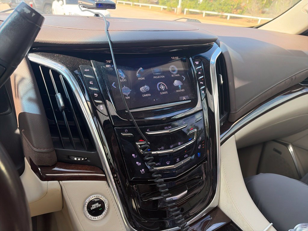 Used 2017 Cadillac Escalade Premium Luxury RWD image 3