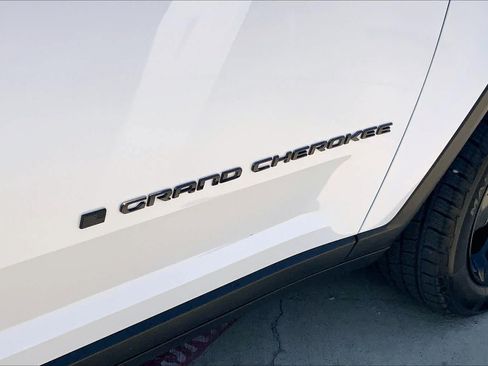Used 2022 Jeep Grand Cherokee Altitude AWD/4WD image 16