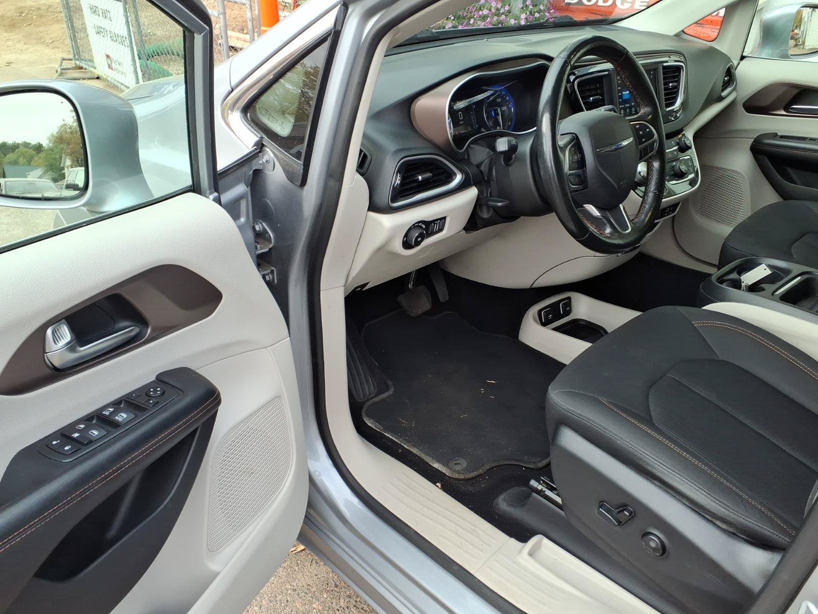 Used 2019 Chrysler Pacifica Touring Plus w/ Cold Weather Group FWD image 9