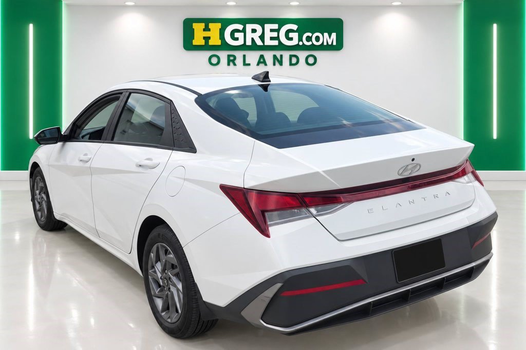 Used 2024 Hyundai Elantra SEL FWD image 2