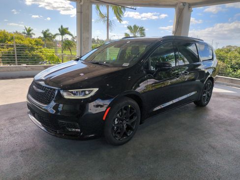 New 2026 Chrysler Pacifica Select w/ S Appearance Package image 9