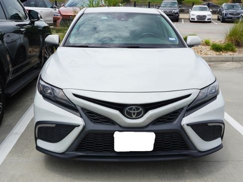 Used 2022 Toyota Camry SE FWD image 2