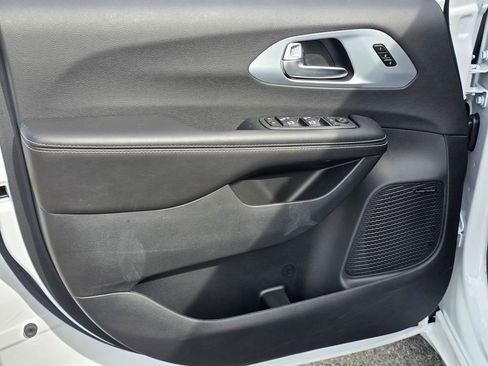 New 2026 Chrysler Pacifica Limited w/ Uconnect Theater Family Group image 8