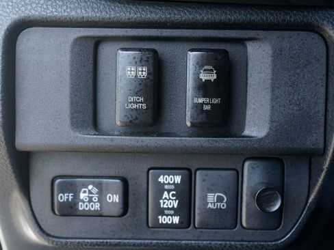 Used 2018 Toyota Tacoma TRD Off-Road w/ Technology Package image 19