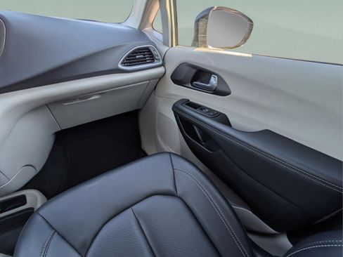 Used 2024 Chrysler Pacifica Touring-L image 28