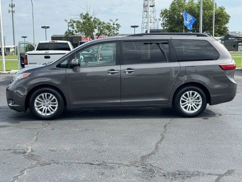 Used 2017 Toyota Sienna FWD image 7