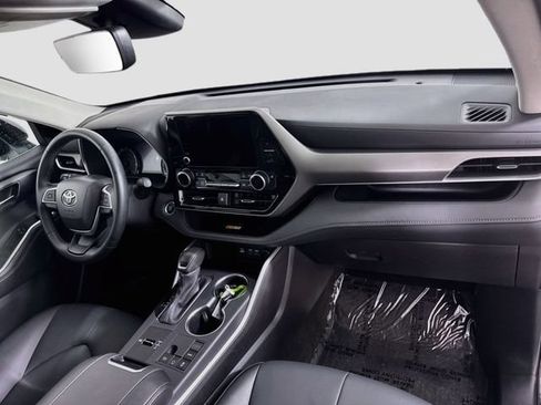 Certified 2025 Toyota Highlander XLE FWD image 32