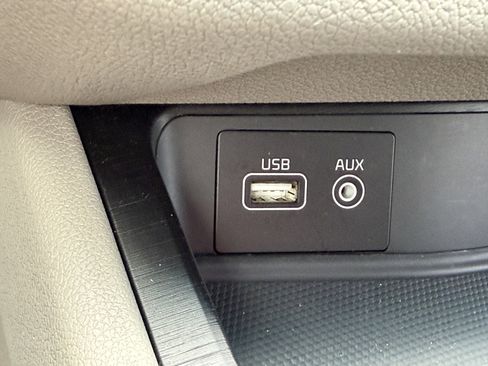 Used 2016 Kia Sedona L image 24