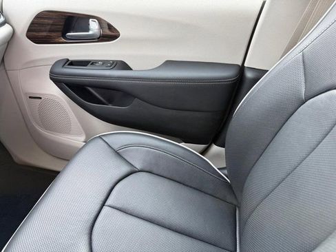 Used 2024 Chrysler Pacifica Limited w/ Uconnect Theater Family Group FWD image 30
