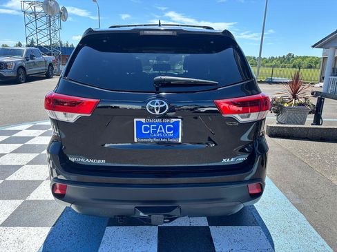 Used 2017 Toyota Highlander XLE w/ Carpet Mat Package AWD/4WD image 4