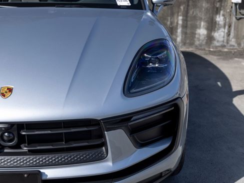 Certified 2025 Porsche Macan AWD/4WD image 16