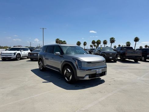 Used 2024 Kia EV9 Light Long Range RWD image 4