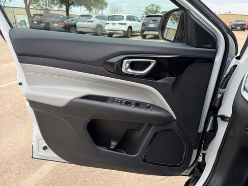 Used 2025 Jeep Compass Limited image 18